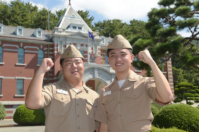 한강에서 물에 빠진 시민을 구한 해군 박보훈(왼쪽)하사와 신승우 하사가 파이팅을 외치며 포즈를 취하고 있다. 해군 진해기지사령부 제공