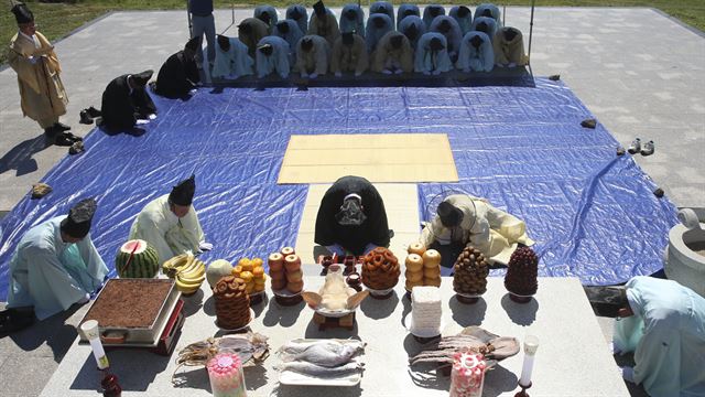 문준희 합천군수가 1일 황매산에서 기관, 사회단체장 100여명과 함께 기우제를 올리고 있다. 힙천군 제공