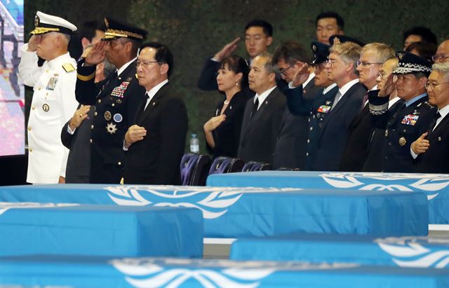 송영무(앞줄 맨 오른쪽) 국방부 장관과 빈센트 브룩스 주한미군사령관 등이 1일 경기 평택시 주한미군 오산공군기지에서 열린 한국전 참전 미군 유해 송환식에서 경례하고 있다. 평택=연합뉴스