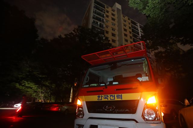 12일째 열대야가 이어진 1일 밤 대규모 정전이 발생한 서울 강남구 대치동 선경아파트에 한국전력의 긴급 복구차량이 세워져 있다. 이날 서울 낮 최고기온은 39.6도로 서울지역 111년 기상관측 사상 가장 높은 기온을 기록했다. 연합뉴스