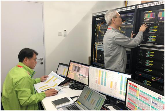 지난달 30일(현지시간) 인도네시아 자카르타 국제방송센터(IBC)에서 KT 직원이 네트워크 품질테스트를 진행하고 있다. KT 제공