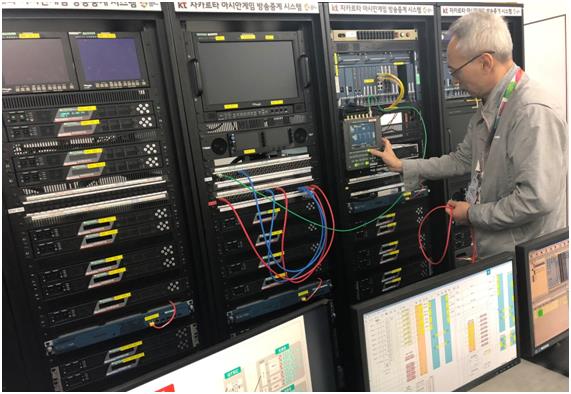 지난달 30일(현지시간) 인도네시아 자카르타 국제방송센터(IBC)에서 KT 직원이 네트워크 품질테스트를 진행하고 있다. KT 제공