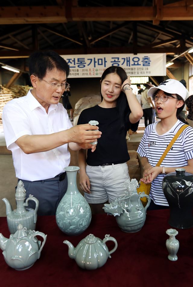 문화체육관광부 선정 최우수축제인 제46회 강진청자축제가 6일째로 접어든 2일 전남 강진군 고려청자박물관 강진요 2호 가마에서 이승옥 강진군수가 완성된 고려청자를 감상하고 있다. 강진군 제공