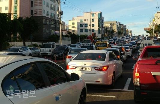 [저작권 한국일보]제주지역 교통문제를 해결하기 위해 차고지 증명제에 이어 교통유발부담금도 도입하는 방안이 추진된다. 사진은 제주시내에서 발생한 교통체증. 김영헌 기자.