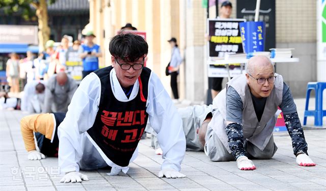 금속노조 쌍용차지부 김득중 지부장이 2일 오후 대한불교조계종 사회노동위원회 스님 등과 서울 종로구 조계사를 출발하여 고(故) 김주중 쌍용자동차 해고 노동자 분향소가 있는 대한문까지 쌍용차 해고자 복직을 촉구하는 오체투지를 하고 있다. 김주성 기자