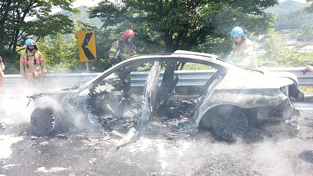 2일 강원도 원주시 부론면 흥호리 영동고속도로 강릉방면 104㎞ 지점에서 BMW 520d 승용차에서 불이 나 소방대원들이 진화작업을 하고 있다. 원주=연합뉴스