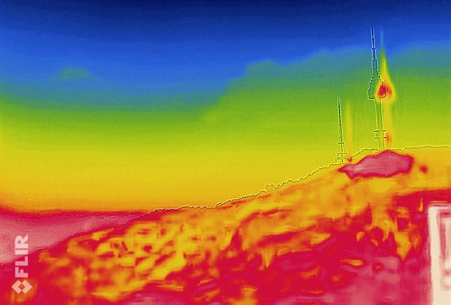 폭염이 계속되는 2일 오후 서울 남산에서 열화상 카메라로 촬영한 도심 일대가 붉게 표시된다. 온도가 높을수록 붉은색, 낮을수록 푸른색으로 표시된다. 연합뉴스