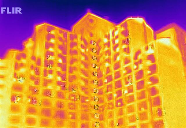 서울 낮 최고기온이 39.6도까지 오르는 등 서울지역 111년 기상관측 사상 가장 높은 기온을 기록한 1일 서울 서대문구의 한 아파트를 열화상 카메라로 촬영한 모습. 냉방을 한 집의 창에는 푸른색이 돌고, 열이 발생한 실외기는 밝은 노란색으로 나타나 있다. 연합뉴스