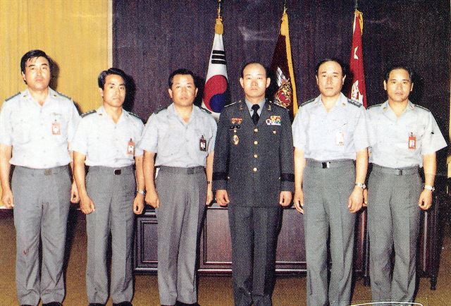 전두환 전 대통령의 보안사령관 시절 모습. 12ㆍ12 사태 당시 보안사 핵심 참모들과 함께 찍은 사진이다. 한국일보 자료사진