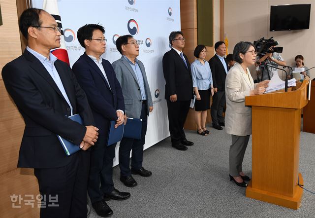 김영란 대입제도개편 공론화위원회 위원장이 3일 오전 서울 종로구 세종대로 정부서울청사 별관에서 2022학년도 대입 개편 공론화 결과를 발표하고 있다. 홍인기 기자