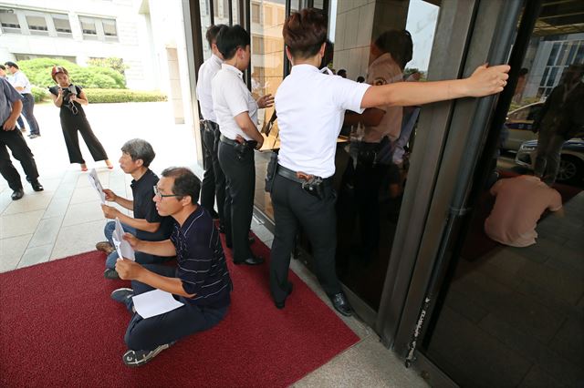 [PYH2018080308170001300] <YONHAP PHOTO-2079> 대법원 앞 농성하는 전 통진당원들 (서울=연합뉴스) 김인철 기자 = 전 통합진보당 당원들이 3일 오후 서울 서초구 대법원에서 양승태 전 대법원장 구속 및 이석기 전 의원 석방, 김명수 대법원장 면담을 요구하며 농성을 하고 있다. 2018.8.3 yatoya@yna.co.kr/2018-08-03 13:04:28/<저작권자 ⓒ 1980-2018 ㈜연합뉴스. 무단 전재