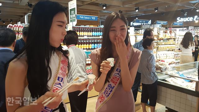 [저작권 한국일보]3일 오전 대구 동구 롯데마트 율하점 안테나숍에서 2018 미스경북 미 김나영(23·왼쪽)씨와 2018 미스경북 선 주미소(25·오른쪽)씨가 코다리구이를 음미하고 있다. 류수현기자 suhyeonryu@hankookilbo.com