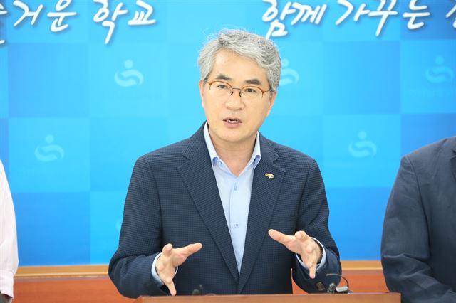 박종훈 경남도교육감이 3일 국가교육회의 공론화위원회의 2022학년도 대입제도 개편 공론화 결과 발표에 대한 성명서를 발표하고 있다. 경남교육청 제공