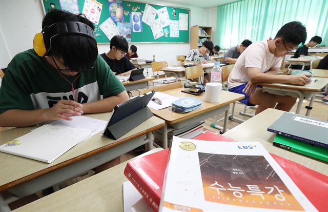 3일 충남 공주시 한일고등학교에서 학생들이 수능 100여 일을 앞두고 자율학습을 하고 있다. 연합뉴스