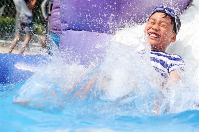 3일 서울 성북구 숭례초등학교 운동장에 마련된 수영장에서 어린이들이 물놀이를 하며 더위를 식히고 있다.성북구는 학교 운동장에 물놀이장을 만드는 '성북문화바캉스'를 이날부터 오는 4일까지 숭례초등학교에서, 오는 10일과 11일은 숭덕초등학교에서 진행한다. 뉴스1