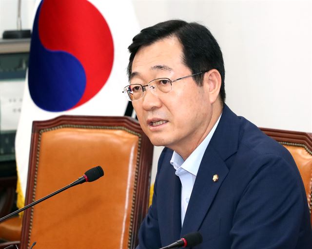 더불어민주당 국군기무사령부 계엄 문건TF 단장을 맡은 민홍철 의원이 3일 국회에서 기무사 문건 관련 기자간담회를 하고 있다. 연합뉴스