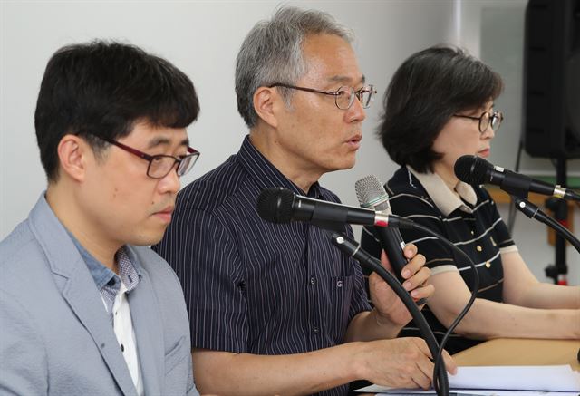 3일 오후 서울 용산구 사교육걱정없는세상 대회의실에서 송인수 공동대표가 이날 대입제도개편공론화위원회가 발표한 공론화 결과를 교육부가 원점에서 재검토할 것을 요구하고 있다. 연합뉴스