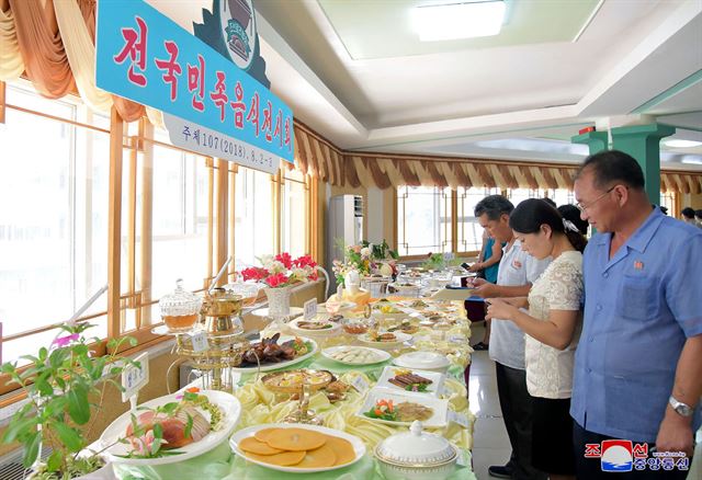 전국민족음식전시회가 2일과 3일 여명거리에 있는 요리축전장에서 진행됐다고 조선중앙통신이 3일 보도했다. 평양=조선중앙통신 연합뉴스