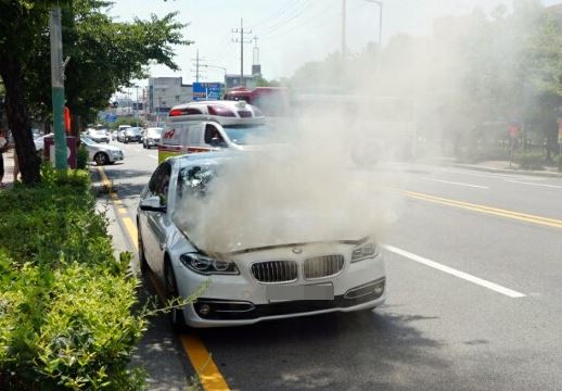 4일 오후 2시 15분께 목포시 옥암동 한 대형마트 인근 도로에서 주행 중인 2014년식 BMW 520d 승용차 엔진룸에 불이 나 연기가 치솟고 있다. 경찰과 소방 당국은 결함 등 화재 원인을 파악하고 있다. 연합뉴스