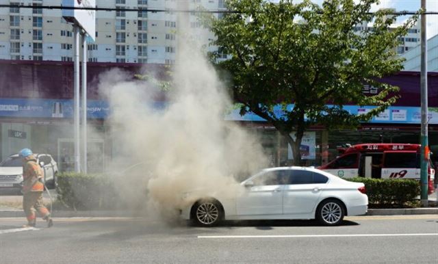 4일 오후 2시15분쯤 전남 목포시 옥암동 한 대형마트 인근 도로에서 주행 중인 2014년식 BMW 520d 승용차 엔진룸에 불이 나 연기가 치솟고 있다. 목포소방서 제공