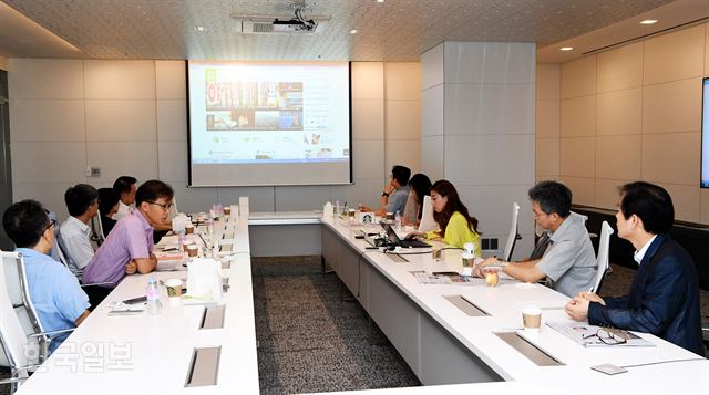 한국일보 7월 독자권익위가 지난달 18일 본사 대회의실에서 열리고 있는 가운데 배정근 위원장(왼쪽 두 번째)이 디지털 뉴스 부문의 문제점을 지적하고 있다. 김주성 기자