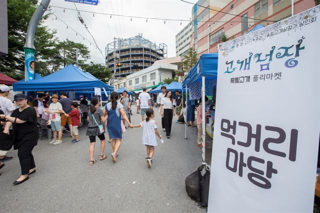 강원 춘천시 육림고개 일원에서 열리는 플리마켓은 매년 1만명 넘는 관광객이 찾는 지역의 명소가 됐다. 춘천시 제공