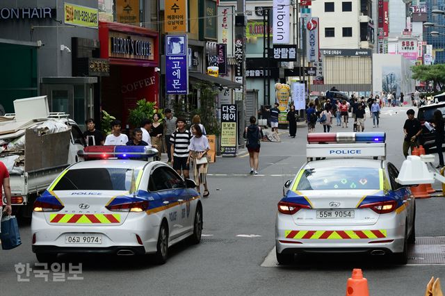 '드루킹 댓글 조작 사건'을 수사 중인 허익범 특별검사팀이 댓글 조작 관여 혐의를 받고 있는 김경수 경남지사를 오는 6일 피의자 신분으로 소환해 조사한다.조사 전 날인 5일 오전 강남구에 위치 특검 사무실 앞에 경찰관들이 순찰 근무를 하고 있다. 배우한 기자