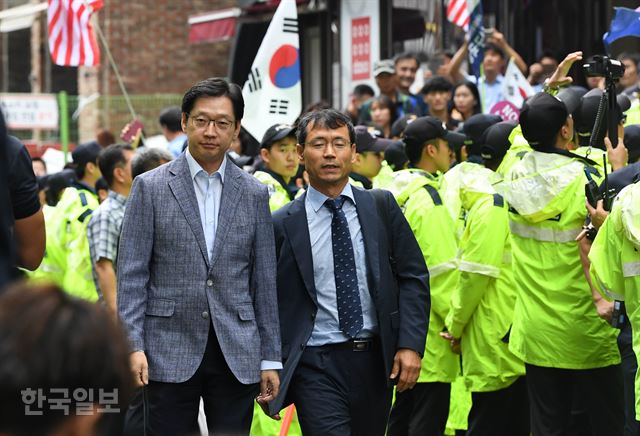 김경수 경남도지사가 드루킹의 댓글조작 행위를 공모한 혐의로 6일 오전 서울 강남구 특검에 출석하고 있다. 서재훈 기자