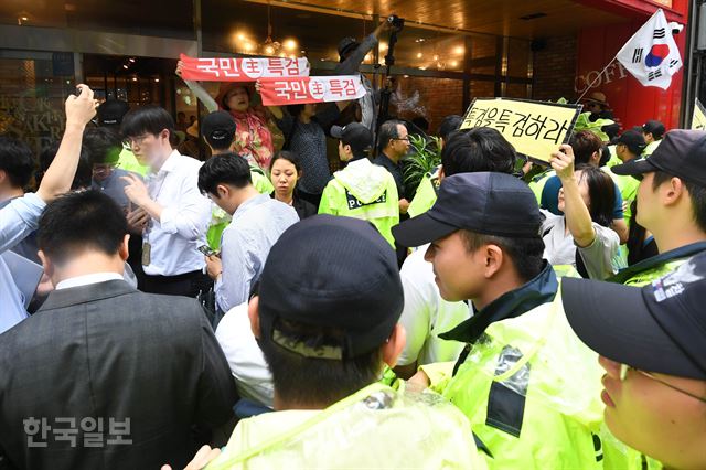 김경수 경남도지사가 드루킹의 댓글조작 행위를 공모한 혐의로 6일 오전 서울 강남구 특검에 출석한 뒤 김 지사 지지자들이 손팻말을 들고 있다. 서재훈 기자