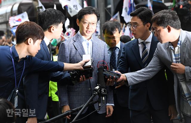 김경수 경남도지사가 드루킹의 댓글조작 행위를 공모한 혐의로 6일 오전 서울 강남구 특검에 출석하고 있다. 서재훈 기자