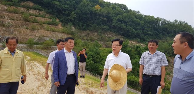 김광림 국회의원과 안동시의원들이 5일 가뭄 피해현장을 둘러 보고 농어촌공사와 한국수자원공사에 농업용수를 추가로 긴급 방류해줄 것을 요청하고 있다. 김광림 의원실 제공.