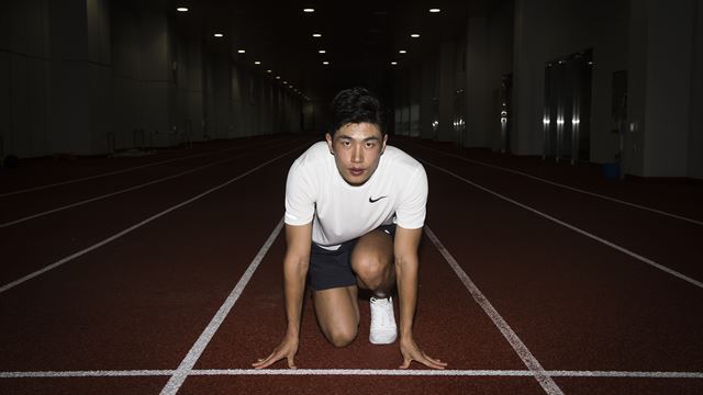 남자 육상 국가대표 박태건이 지난 3일 진천선수촌 제1육상장 트랙에서 스타트 포즈를 취하고 있다. 지난 6월 전국육상선수권에서 33년 만에 200m 한국신기록을 세운 그는 자카르타-팔렘방 아시안게임에서 또 한 번의 기록 경신과 금메달을 노리고 있다. 진천=김희지 인턴기자