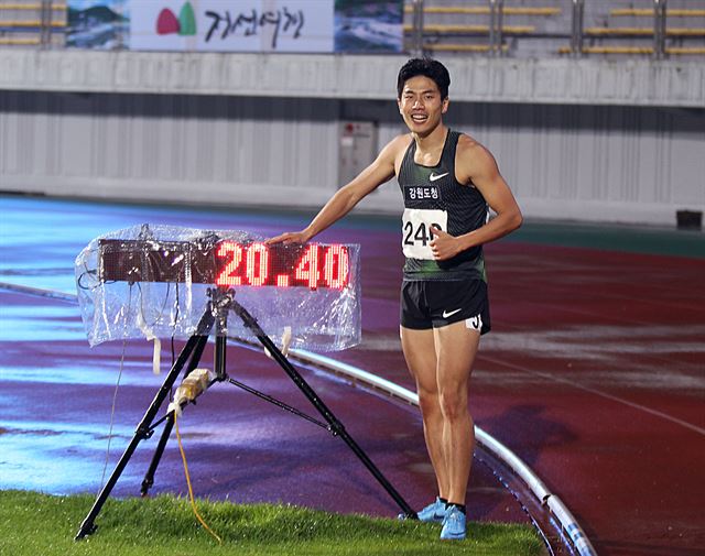 한국신기록을 수립한 뒤 엄지를 들며 활짝 웃고 있는 박태건. 대한육상연맹 제공