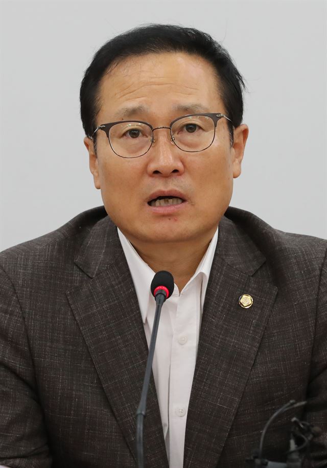 더불어민주당 홍영표 원내대표가 7일 국회에서 열린 원내대책회의에서 발언하고 있다. 연합뉴스