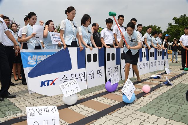 전국철도노조가 7일 오후 서울 여의도 국회의사당 앞에서 연 '생명안전업무 담당하는 KTX열차 승무원 직접고용 촉구 기자회견'에서 KTX 승무원들이 직접고용을 요구하며 ‘불법파견, 간접고용 OUT’이라고 쓰인 풍선을 터트리는 퍼포먼스를 하고 있다. 오대근 기자 inliner@hankookilbo.com