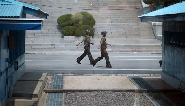 지난달 27일 판문점 자유의집에서 본 군사분계선(MDL) 건너편에 북한군 모습이 보이고 있다. 파주=사진공동취재단