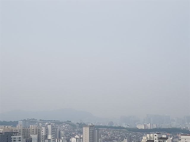 지난 6월 17일 오전, 남산 인근 서울 시내 하늘이 미세먼지 영향으로 뿌옇다. 연합뉴스