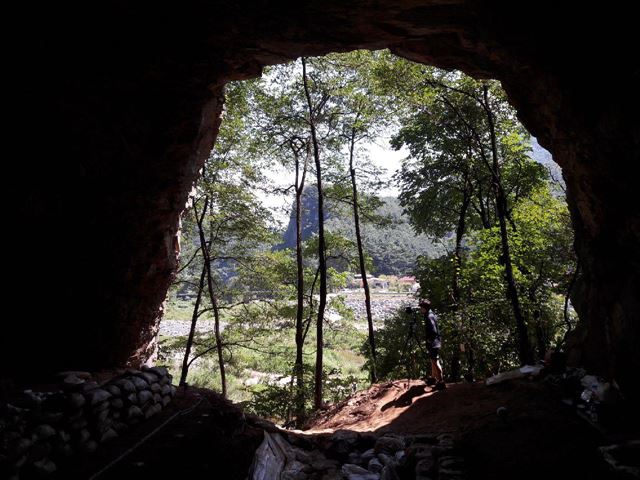 강원도 정선 매둔동굴에서 후기 구석기시대(약 4만년 전∼1만년 전)인 2만9천년 전 무렵 사용한 것으로 추정되는 그물추가 발견됐다. 연세대박물관(관장 한창균)은 지난 6월부터 강원도 정선군 남면 낙동리 소재 석회암 동굴인 매둔동굴에서 진행한 발굴조사를 통해 4개층으로 나뉜 구석기시대 문화층(특정 시대 문화 양상을 보여주는 지층)에서 그물추 14점을 찾았다고 7일 밝혔다. 사진은 정선 매둔동굴에서 바라본 모습. 연세대 박물관 제공,연합뉴스