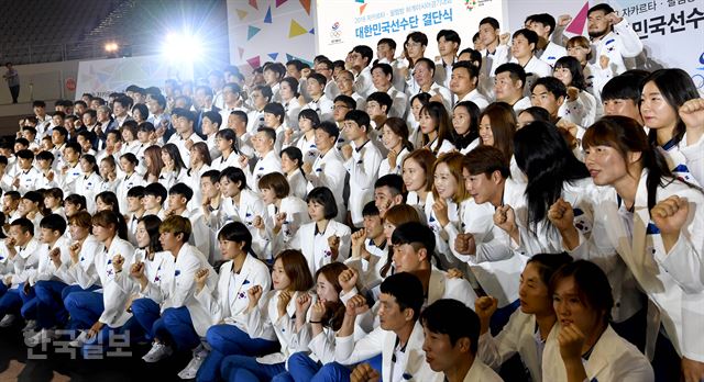 7일 오후 서울 송파구 올림픽공원 핸드볼경기장에서 열린 자카르타-팔렘방 아시안게임 국가대표선수단 결단식에서 선수들이 이낙연 국무총리 등 참석자들과 함께 파이팅을 외치고 있다. 서재훈 기자