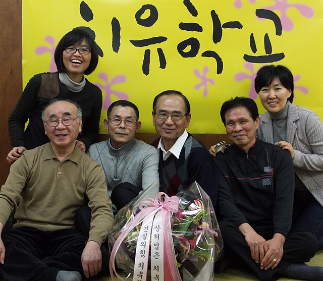 고문생존자들이 ‘치유자’로 나선 진실의힘 치유학교. 2012년 3월 서울 종로구 가회동 노틀담수녀회에서 열린 치유학교 졸업식에 참석한 송소연 진실의힘 상임이사, 고문생존자 김장호ㆍ김양기ㆍ김태룡ㆍ박동운 선생, 정신과전문의인 정혜신 진실의힘 이사가 환하게 웃고 있다(윗줄부터 시계 반대 방향). 진실의힘 제공