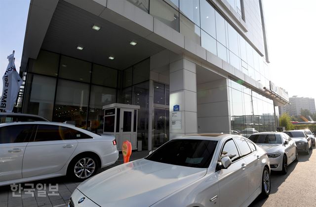 7일 오후 서울 영등포 양평동 BMW 정비소에 최근 화재 논란을 빚고 있는 BMW 520d를 비롯한 차량들이 주차돼 있다. 서재훈 기자 spring@hankookilbo.com