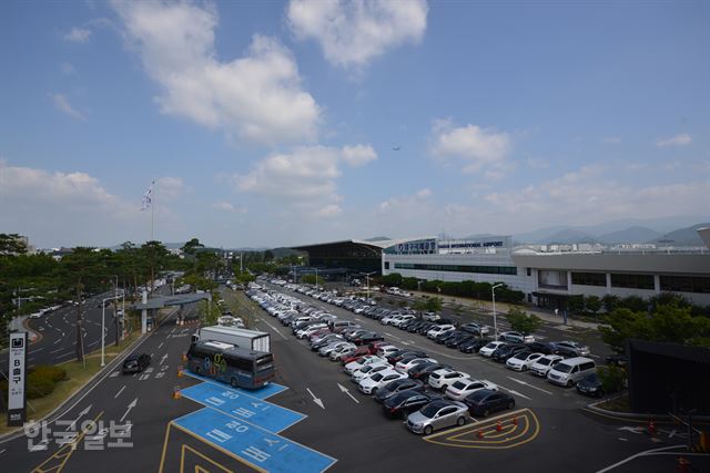 [저작권 한국일보]올해 이용객 400만명 돌파가 예상되는 대구국제공항이 민간 군공항 통합이전을 추진하고 있다. 오거돈 부산시장은 ‘가덕도신공항’을 주장하고 나서 논란이 일고 있다. 전준호기자 jhjun@hankookilbo.com