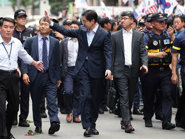 김경수 경남도지사가 드루킹의 댓글조작 행위를 공모한 혐의로 9일 오전 서울 강남구 허익범 특검에 재소환 되고 있다. 연합뉴스