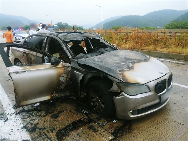 9일 남해고속도로 부산방면 경남 사천시 곤양면 부근을 달리다 엔진부분에서 연기가 나면서 화재가 발생한 BMW승용차. 경남경찰청 제공