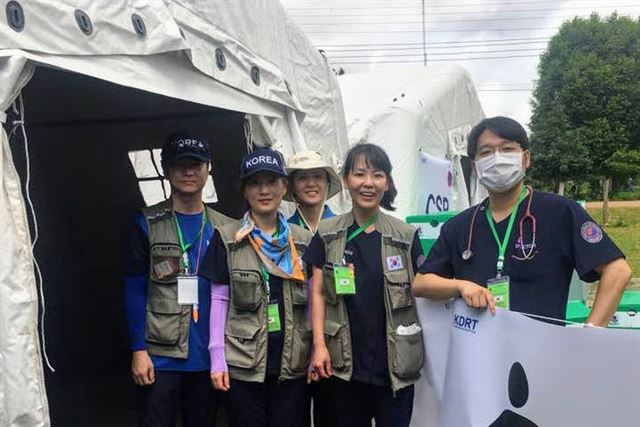 라오스 현지에 파견된 대한민국 해외긴급구호대 1진. 왼쪽 두번째가 조아람 간호사다.