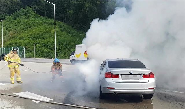 9일 오전 8시 50분 경기도 의왕시 제2경인고속도로 안양방향 안양과천TG 인근을 지나던 BMW 320d에서 불이 나 출동한 소방관에 의해 15분 만에 꺼졌다. 연합뉴스