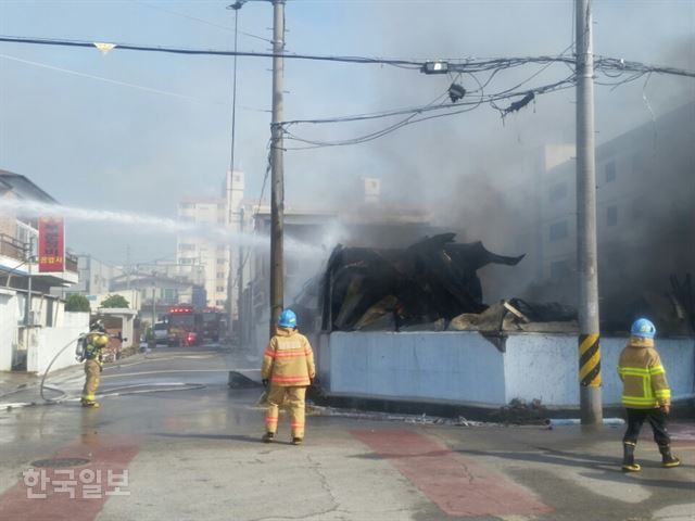 [저작권 한국일보]9일 오후 3시21분쯤 전남 목포시 산정동 한 선박 자재 보관 창고에서 화재가 발생했다. 독자 제공.