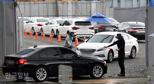 9일 서울 서초구 BMW 서비스센터 인근 주차장에 긴급 안전진단을 받으려는 차량들이 들어서고 있다. 고영권 기자