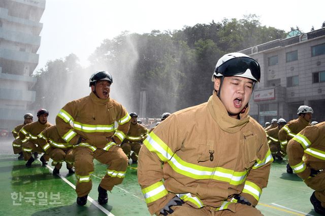 소방공무원 교육생들이 3일 오전 서울 서초구 서울소방학교 훈련장에서 폭염 속 고강도 체력 훈련을 받고 있다. 신상순 선임기자