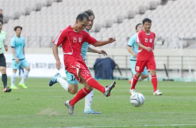 11일 오후 서울월드컵경기장에서 열린 남북노동자통일 축구대회 한국노총 대표팀과 북측 조선직업총동맹 건설노동자팀의 경기. 북한 건설노동 서대성이 슛을 하고 있다. 연합뉴스